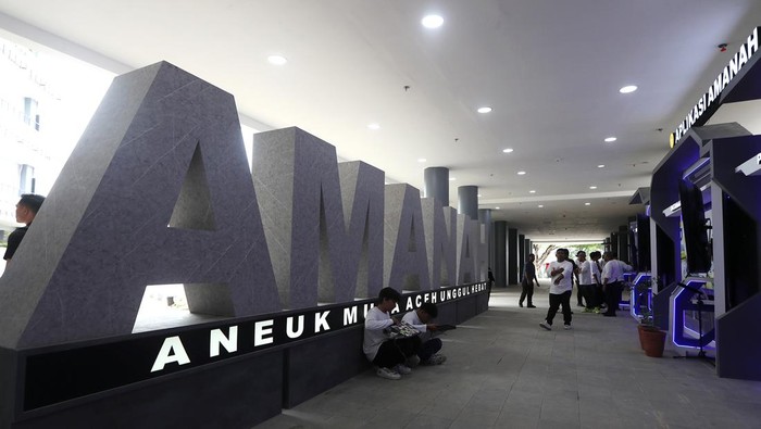 Suasana salah satu ruang pada gedung Aneuk Muda Aceh Unggul dan Hebat (AMANAH) Aceh yang telah selesai pembangunannya di Kawasan Industri Aceh (KIA) Ladong, Aceh Besar, Aceh, Minggu (13/10/2024). Gedung AMANAH Aceh yang direncanakan akan diresmikan Presiden Joko Widodo pada 15 Oktober 2024 itu diharapkan menjadi wadah pengembangan diri serta peningkatan kapasitas sumber daya manusia Aceh dalam bidang kreatif, riset, teknologi, industri kreatif, pendidikan, literasi, budaya dan bahasa. ANTARA FOTO/Irwansyah Putra/aww.