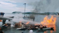 Kapal saat itu masih bersandar di dermaga saat penumpang sudah berada di dalam kapal. Speedboat diisi BBM sebelum berlayar. Tanpa diduga terjadi ledakan hingga warga di pelabuhan dibuat geger.