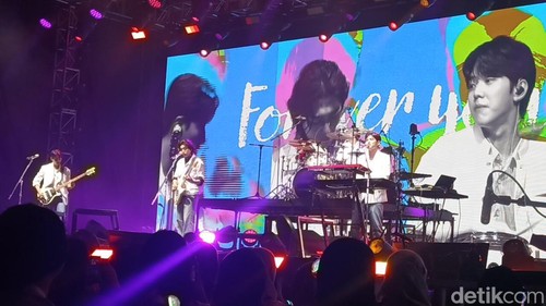 Penampilan DAY6 dalam 3RD World Tour Forever Young pada Minggu (13/10/2024) di BNDCC, Nusa Dua, Badung, Bali.