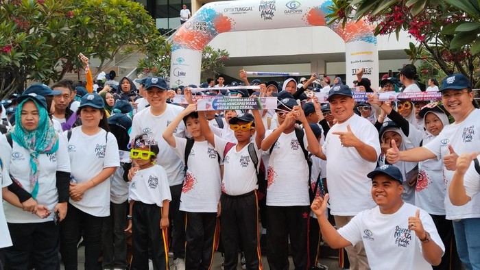 Pengusaha Optik Bagi-bagi Kacamata.
