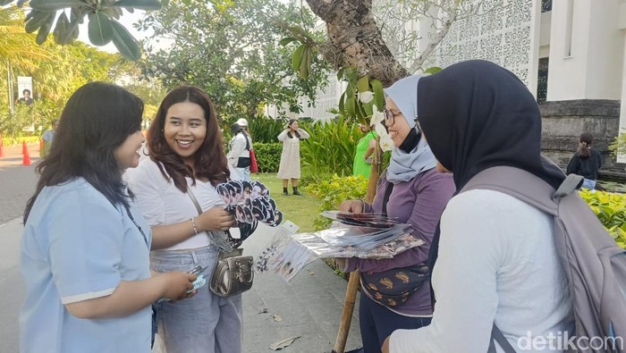 Penjual aksesoris dan make up artist meraup cuan saat konser DAY6 di Nusa Dua, Bali, Minggu (13/10/2024).