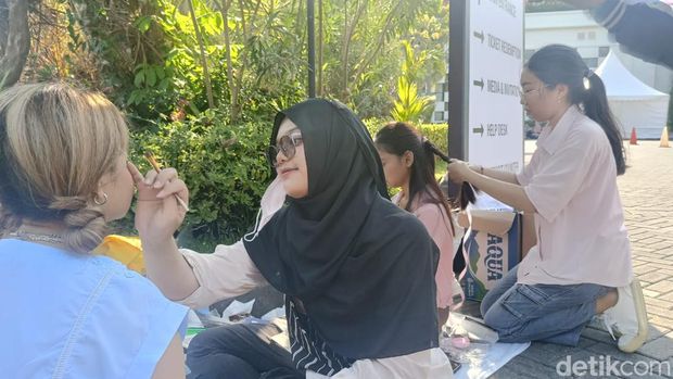 Penjual aksesoris dan make up artist meraup cuan saat konser DAY6 di Nusa Dua, Bali, Minggu (13/10/2024).