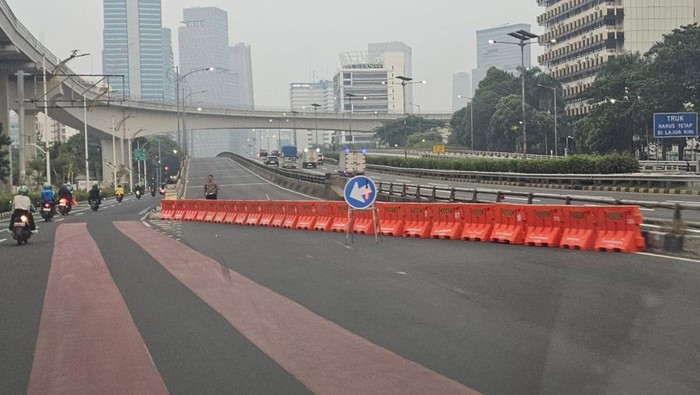 Penutupan jalan di Flyover Mampang Prapatan