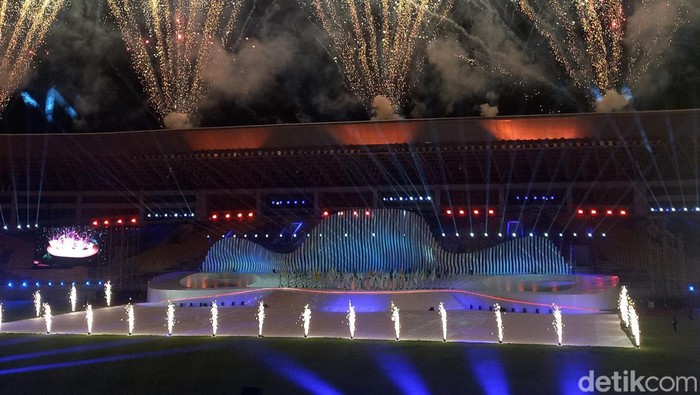 Pesta kembang api saat penutupan Pekan Paralimpiade Nasional (Peparnas) XVII Solo 2024, di Stadion Manahan Solo, Minggu (13/10/2024)