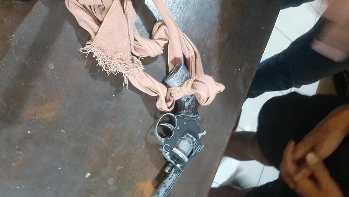 Pistol replika yang ditemukan di motor pemuda di Bantul, Minggu (13/10/2024).