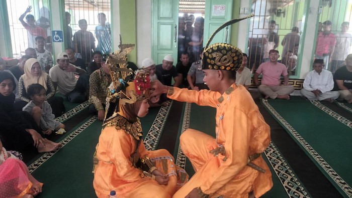 Seorang warga binaan Lembaga Pemasyarakatan (Lapas) Kelas IIB Pohuwato, Gorontalo berinisial MBS alias Bayu (30) menikahi pujaan hatinya berinisial ZH (22) di masjid lapas.