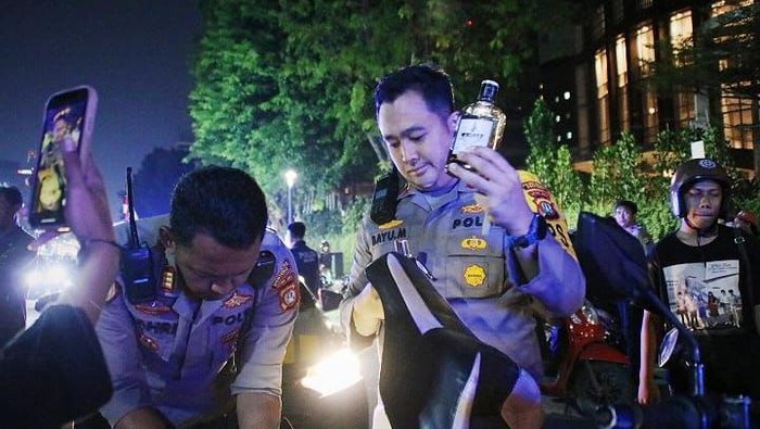Polisi saat melakukan razia di Jakpus (dok. Istimewa)