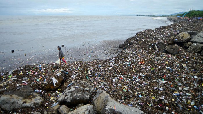 Pemulung mencari sampah yang masih bisa dimanfaatkan di pantai Muaro Lasak, Padang, Sumatera Barat, Minggu (13/10/2024). Tumpukan sampah laut dan material dari hulu memenuhi objek wisata pantai itu pasca intensitas hujan tinggi tiga hari terakhir sehingga menimbulkan bau tidak sedap dan menyulitkan perahu nelayan mendarat.  ANTARA FOTO/Iggoy el Fitra/foc.