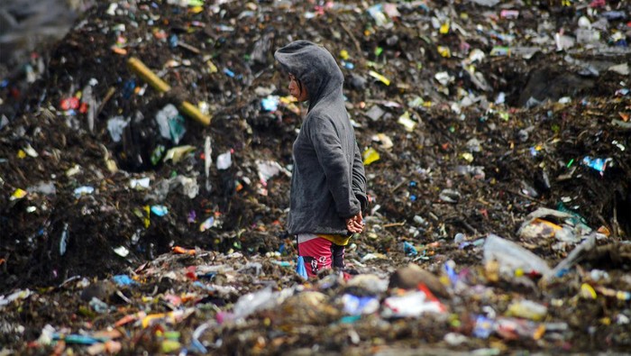 Pemulung mencari sampah yang masih bisa dimanfaatkan di pantai Muaro Lasak, Padang, Sumatera Barat, Minggu (13/10/2024). Tumpukan sampah laut dan material dari hulu memenuhi objek wisata pantai itu pasca intensitas hujan tinggi tiga hari terakhir sehingga menimbulkan bau tidak sedap dan menyulitkan perahu nelayan mendarat.  ANTARA FOTO/Iggoy el Fitra/foc.