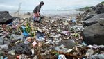 Potret Hamparan Sampah Kotori Pantai Muaro Lasak Padang