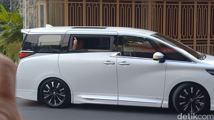 Prabowo Subianto mengacungkan jempol dan melambaikan tangan usai bertemu Jokowi di rumah Sumber, Solo, Minggu (13/10/2024).
