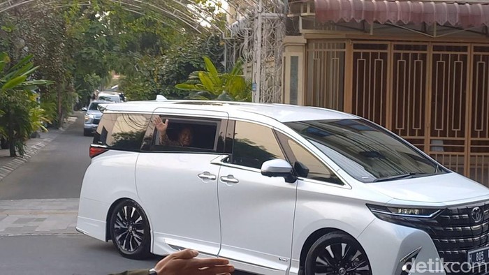 Prabowo Subianto mengacungkan jempol dan melambaikan tangan usai bertemu Jokowi di rumah Sumber, Solo, Minggu (13/10/2024).
