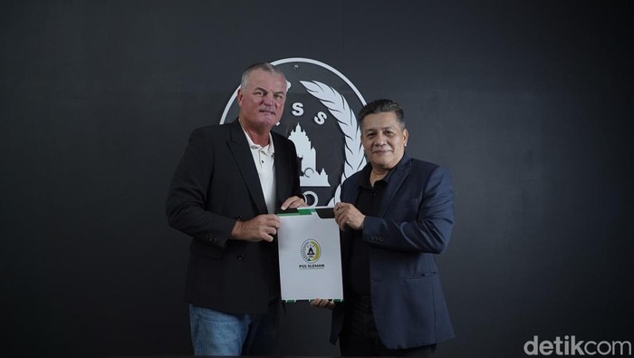 Presiden Direktur PSS Gusti Randa dan pelatih Mazola Junior. Foto diunggah Minggu (13/10/2024).