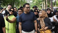 Selain berolahraga, Ridwan Kamil juga menyapa warga yang sedang beraktivitas di kawasan Banjir Timur (KBT). 