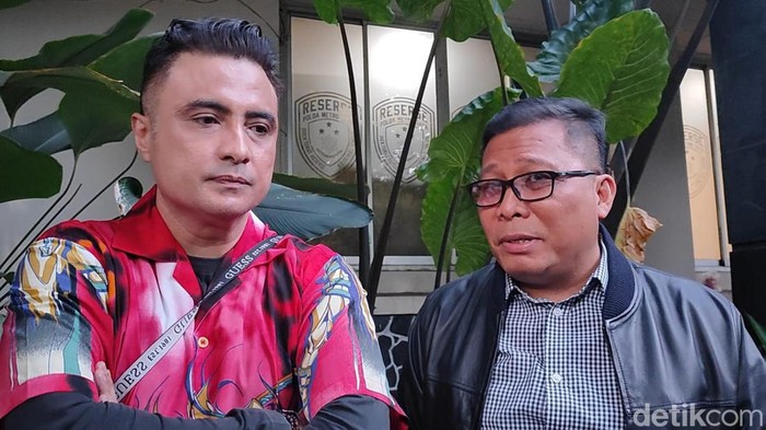 Rizal Djibran di Polda Metro Jaya setelah mendapatkan surat SP3 soal kasus yang dilaporkan mantan istri.