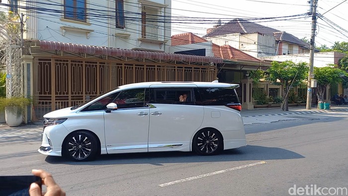 Rombongan Prabowo Subianto memasuki kawasan kediaman pribadi Presiden Jokowi di Sumber, Solo, Minggu (13/10/2024).