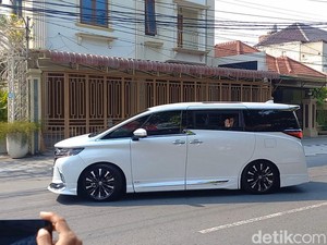 Dijemput Gibran, Prabowo Tiba di Kediaman Presiden Jokowi di Sumber Solo