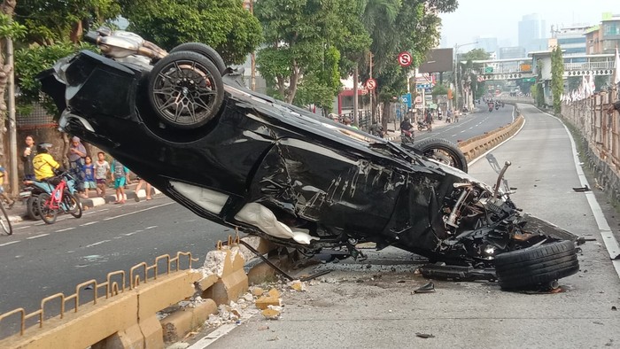 Sedan BMW terbalik di Jaksel (dok. Polisi)