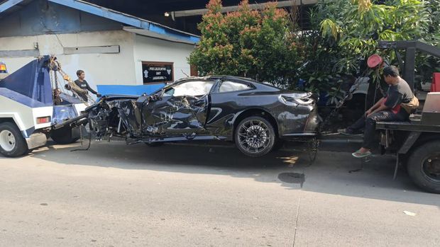 Sedan BMW terbalik di Jaksel (dok. Polisi)