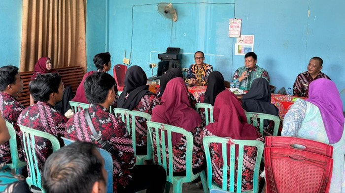 Sekda Banyuasin Erwin Ibrahim saat berbincang dengan pegawai PDAM Tirta Betuah.