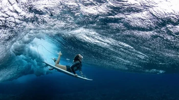 Teahupoo - Wall of Skulls karya Ryan Pierse menjuarai kategori Sports in Action. Foto: Ryan Pierse/Siena International Photo Awards 2024