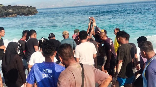 Upaya penyelamatan pelajar tenggelam di Pantai Ina Burak, Adonara Timur, Flores Timur, Sabtu (12/10/2024).