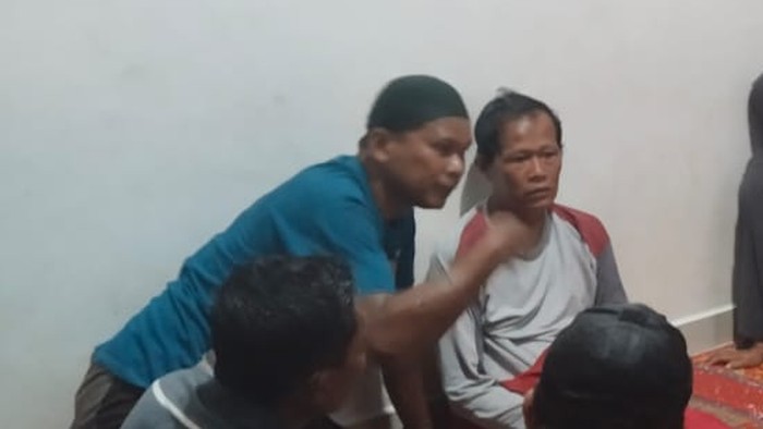 Syahroni dibawa ke rumahnya usai ditemukan tim SAR Tanjung Balai Asahan. (Dok. Istimewa)