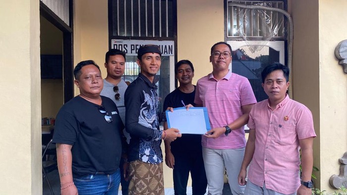 Tim pemenangan Gus Par-Pandu saat melaporkan Camat Kubu ke Bawaslu Karangasem karena menyebarkan jadwal kampanye salah satu paslon di grup WA, Sabtu (12/10/2024) (Dok. Tim Pemenangan Gus Par-Pandu)