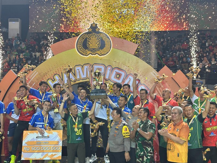 Tim putra voli Polda Jatim juara Kapolri Cup 2024