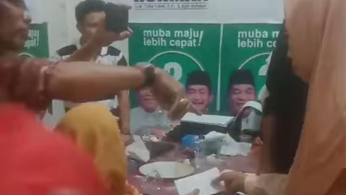 Timses salah satu paslon di Pilbup Muba bagi-bagi amplop