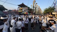 Tumpah ruah masyarakat sekitar maupun wisatawan di luar pura saat sore hari. (Foto: I Nyoman Adhisthaya Sawitra/detikBali)