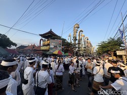Tumpah ruah masyarakat sekitar maupun wisatawan di luar pura saat sore hari. (Foto: I Nyoman Adhisthaya Sawitra/detikBali)