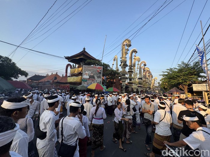 Tradisi Ngerebong di Desa Adat Kesiman, Denpasar, Bali, Minggu (12/10/2024).