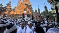 Dalam ritual ini sesuhunan (benda sakral) di dalam pura dikeluarkan dan kemudian memutari wantilan sebanyak 3 kali, dimaknai sebagai proses penyucian atau harmonisasi alam semesta. Prosesi ini menjadi incaran wisatawan yang hadir saat Ngerebong. (Foto: I Nyoman Adhisthaya Sawitra/detikBali)