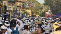 Banyak diantaranya mengabadikan momen dengan berswafoto di depan penjor ‘jumbo’ dan menikmati jajanan yang dijual warga. (Foto: I Nyoman Adhisthaya Sawitra/detikBali)