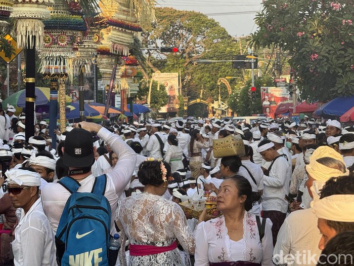 Tradisi Ngerebong di Desa Adat Kesiman, Denpasar, Bali, Minggu (12/10/2024).