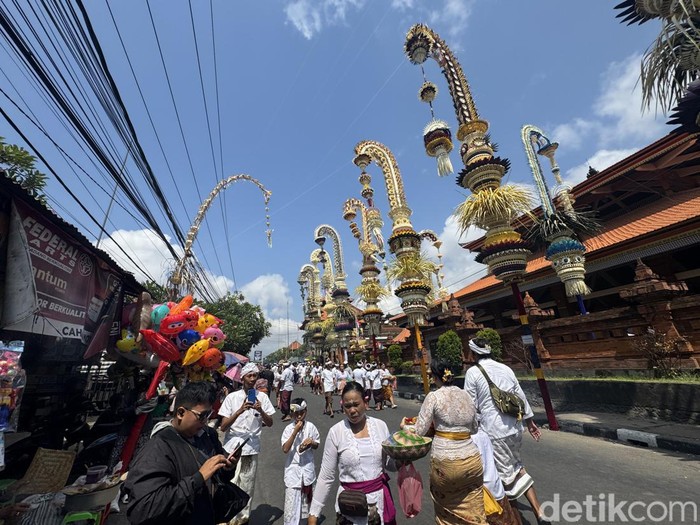 Tradisi Ngerebong di Desa Adat Kesiman, Denpasar, Bali, Minggu (12/10/2024).