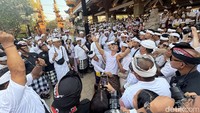 Prosesi Ngerebong yang diwarnai kerauhan (kesurupan) dari pemedek yang mengikuti ritual ‘Ngider Buana’. (Foto: I Nyoman Adhisthaya Sawitra/detikBali)