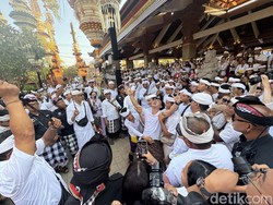 Prosesi Ngerebong yang diwarnai kerauhan (kesurupan) dari pemedek yang mengikuti ritual ‘Ngider Buana’. (Foto: I Nyoman Adhisthaya Sawitra/detikBali)