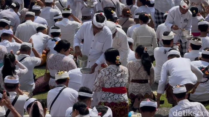 Tradisi Ngerebong di Desa Adat Kesiman, Denpasar, Bali, Minggu (12/10/2024).