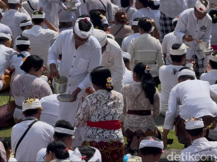 Tradisi Ngerebong di Desa Adat Kesiman, Denpasar, Bali, Minggu (12/10/2024).