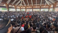 Suasana riuh masyarakat saat mengikuti ritual keagamaan ‘Tabuh Rah’ yang diadakan di wantilan pura saat Ngerebong. Memiliki makna persembahan dari darah hewan. (Foto: I Nyoman Adhisthaya Sawitra/detikBali)