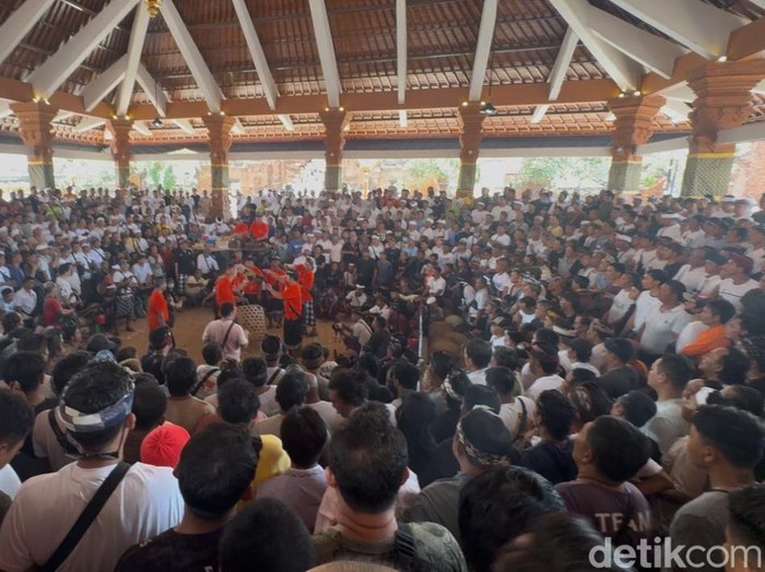 Tradisi Ngerebong di Desa Adat Kesiman, Denpasar, Bali, Minggu (12/10/2024).