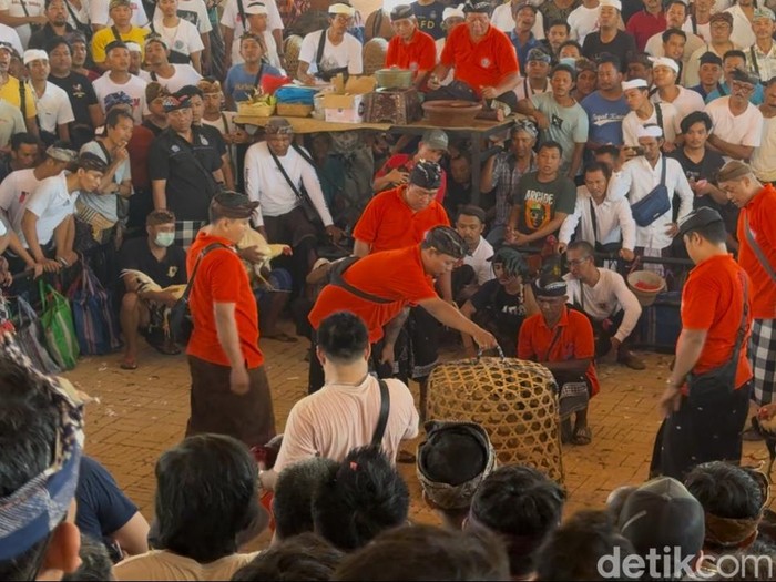 Tradisi Ngerebong di Desa Adat Kesiman, Denpasar, Bali, Minggu (12/10/2024).