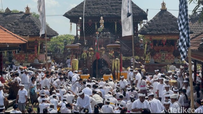 Tradisi Ngerebong di Desa Adat Kesiman, Denpasar, Bali, Minggu (12/10/2024). Tradisi Ngerebong di Desa Adat Kesiman, Denpasar, Bali, Minggu (12/10/2024).