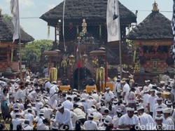 Suasana Pura Agung Petilan yang mulai dipenuhi masyarakat dari 32 banjar di Desa Adat Kesiman sejak pagi hari, Minggu (13/10/2024). Warga ramai untuk mengikuti tradisi Ngerebong. (Foto: I Nyoman Adhisthaya Sawitra/detikBali)