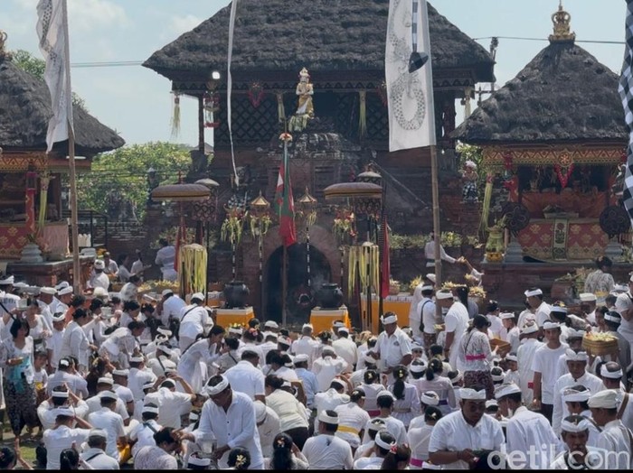 Tradisi Ngerebong di Desa Adat Kesiman, Denpasar, Bali, Minggu (12/10/2024).