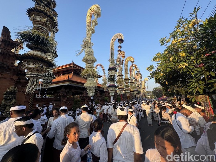 Tradisi Ngerebong di Desa Adat Kesiman, Denpasar, Bali, Minggu (12/10/2024).