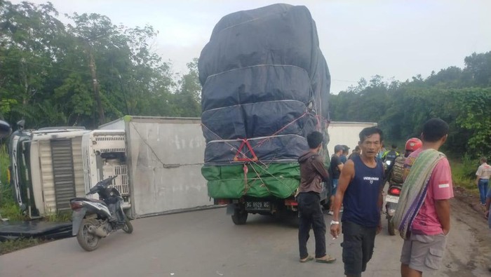 Tronton terguling di Jalintim saat sedang dievakuasi