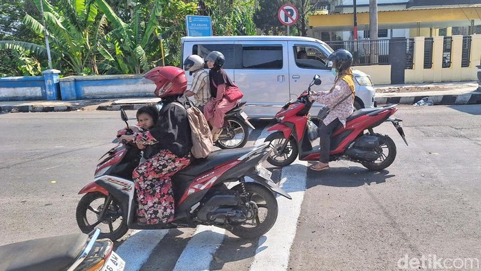 Viral polisi tidur berjajar di depan Mapolres Bondowoso yang dikeluhkan pengguna jalan